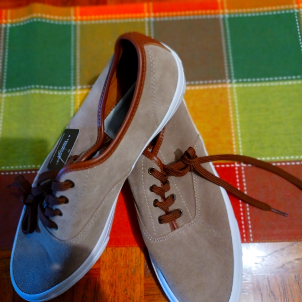 KENNETH COLE NEW YORK SUEDE SNEAKERS. NEW WITH TAGS SIZE 10 MED